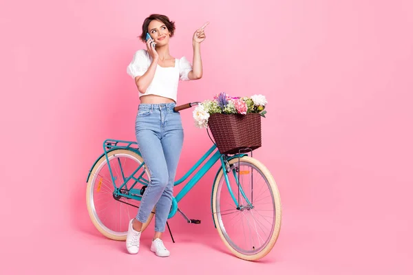 귀여운 여자가 피크닉 자전거 말하는 현대적 가젯빈 — 스톡 사진