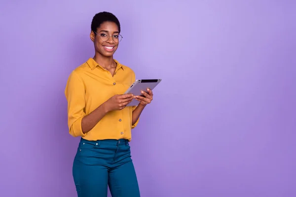 Foto Giovane Donna Uso Tablet Agente Rappresentante Economista Isolato Sfondo — Foto Stock