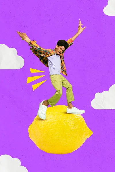 興奮屈託のない男の垂直コラージュイラストは雲の空の背景に孤立巨大なレモンダンスを飛んで立つ — ストック写真