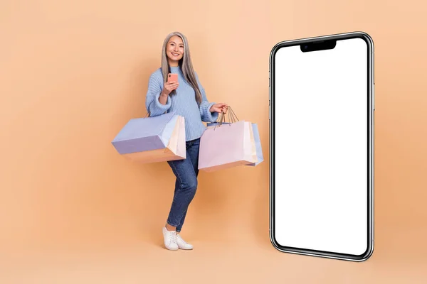 Foto Der Charmanten Großmutter Surfen Smartphone Shopping Kaufen Stilvolle Kleidung — Stockfoto