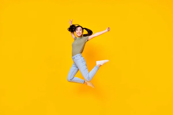 写真の良い気分精力的な活動的な女の子ジャンプアップで興奮勝つ宝くじお金単離された黄色の色の背景 — ストック写真