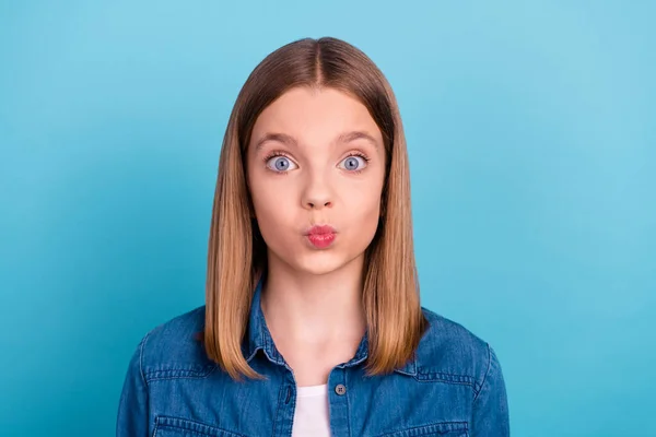 Foto Funky Liten Blond Flicka Blåsa Kinder Bära Jeans Skjorta — Stockfoto