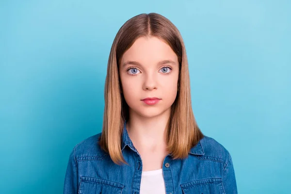 Foto Menina Loira Adolescente Usar Camisa Jeans Isolado Fundo Cor — Fotografia de Stock