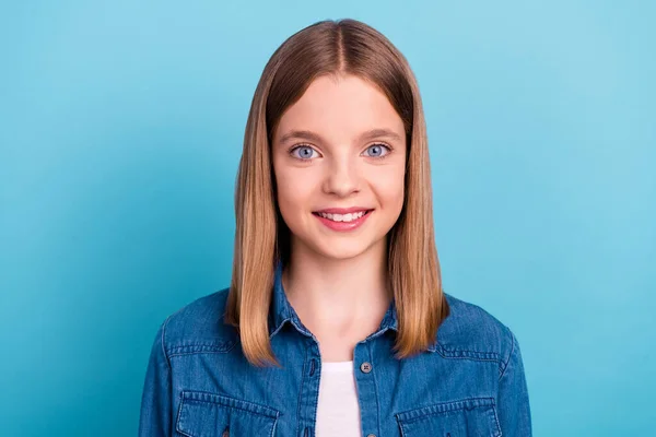 Foto Adolescente Loira Menina Usar Jaqueta Jeans Isolado Fundo Cor — Fotografia de Stock