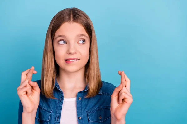 写真のかわいいですティーンブロンドの女の子見て空のスペース交差指着用ジーンズシャツ隔離された青の色の背景 — ストック写真