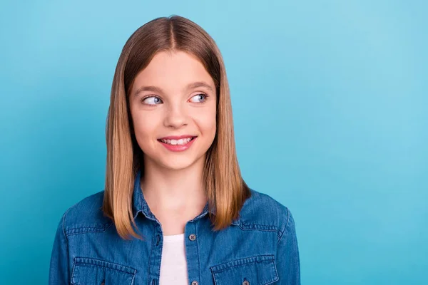 Foto Menina Loira Olhar Espaço Vazio Desgaste Jeans Jaqueta Isolada — Fotografia de Stock