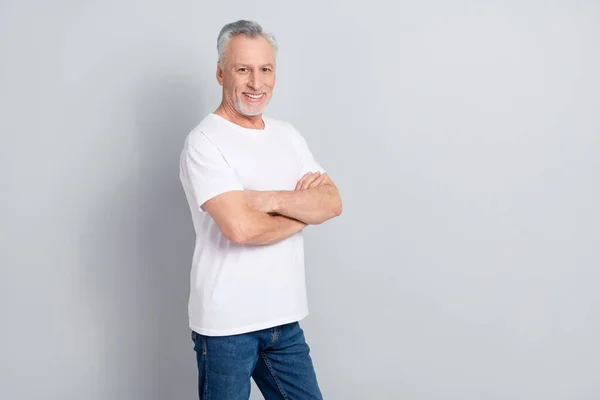 Foto Chefen Gammal Man Korsade Armar Bära Vit Shirt Jeans — Stockfoto