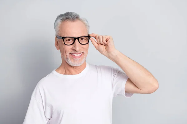 Porträtt Glad Person Hand Beröring Glasögon Ser Kamera Toothy Leende — Stockfoto