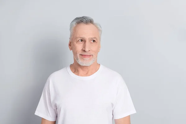 Foto Hombre Mayor Lindo Look Promo Desgaste Camiseta Blanca Aislada — Foto de Stock