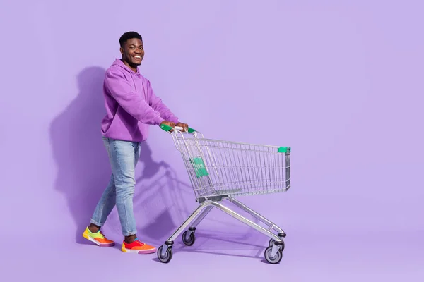 フル長ボディサイズビューの魅力的な陽気な男購入商品コピースペース隔離された上に明るい紫色ライラック色の背景 — ストック写真