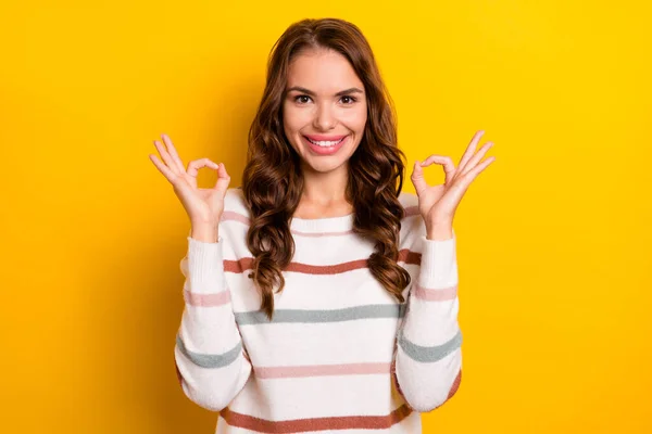 Zdjęcie Pozytywnej Zadowolonej Osoby Zęby Uśmiech Ręce Palce Pokazują Okey — Zdjęcie stockowe