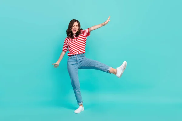 Foto Cuerpo Entero Señora Encantadora Funky Desgaste Rayado Camiseta Bailando — Foto de Stock