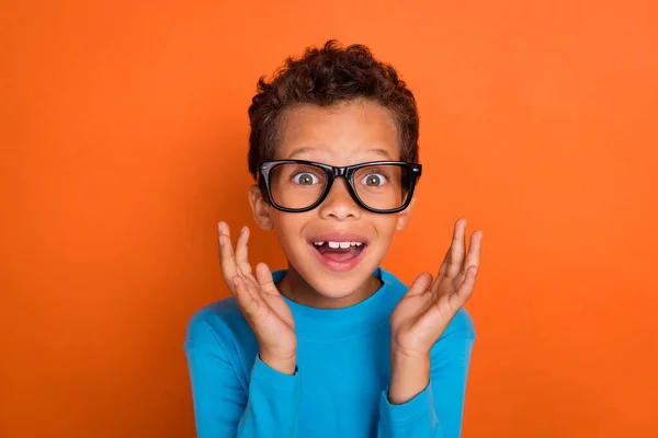 Foto Porträtt Söt Liten Pojke Förvånad Nya Glasögon Kan Upphetsad — Stockfoto
