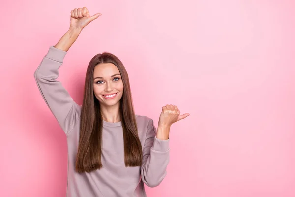 Foto Menina Alegre Sorriso Dental Indicar Polegar Dedos Espaço Vazio — Fotografia de Stock