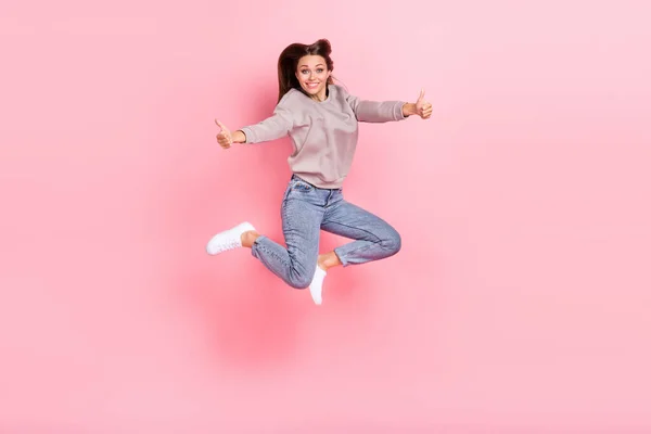 Foto Tamanho Completo Enérgico Alegre Menina Pulando Braços Dedos Mostrar — Fotografia de Stock