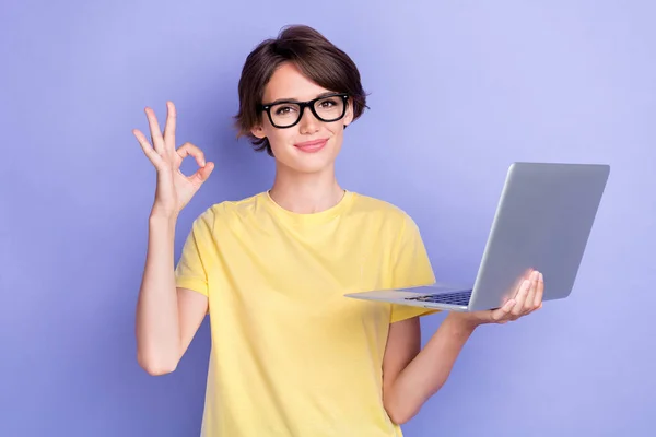 Foto Retrato Jovem Mulher Atraente Segurar Laptop Usar Óculos Mostrando — Fotografia de Stock