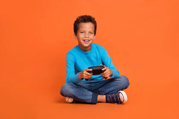 Foto Longitud Completa Adorable Niño Pequeño Mantenga Playstation Joystick Disfrutar —  Fotos de Stock