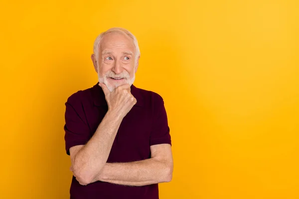 Foto Homem Velho Engraçado Olhar Promo Desgaste Escuro Shirt Isolado — Fotografia de Stock