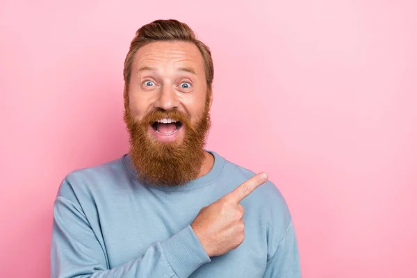 Retrato Chico Guapo Positivo Impresionado Peinado Rojo Desgaste Sudadera Azul — Foto de Stock