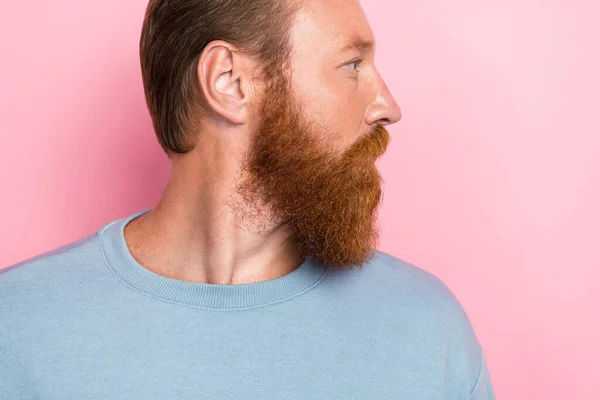 Perfil Recortado Foto Cerca Persona Concentrada Enfocada Barba Corte Aislado — Foto de Stock