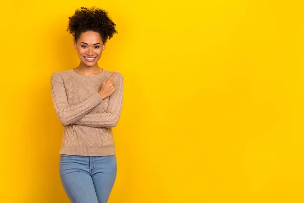 여성의 사진빈 공간을 가리키는 베이지 스웨터를 노란색 — 스톡 사진