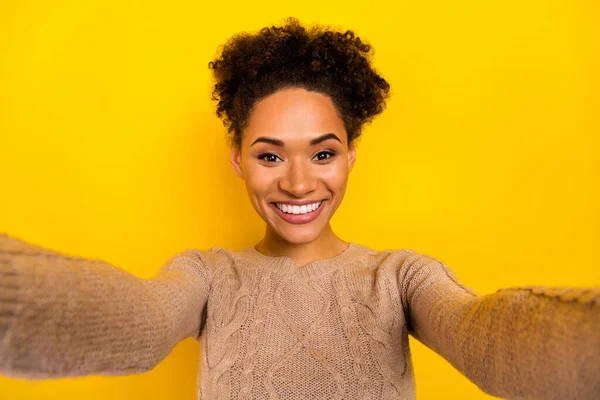 Foto Señora Adorable Brillante Vestido Jersey Beige Viraje Selfie Sonriendo — Foto de Stock