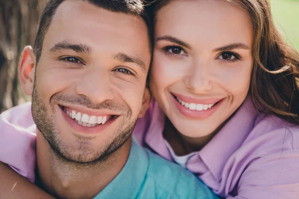 Foto Bonito Namorado Alegre Namorada Usar Roupas Casuais Sorrindo Apreciando — Fotografia de Stock