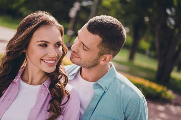 Foto Dos Personas Bonitas Ensueño Juntas Usan Camisas Casuales Caminando — Foto de Stock