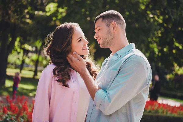 Foto Doce Marido Adorável Esposa Vestida Roupas Casuais Sorrindo Apreciando — Fotografia de Stock