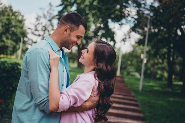 Perfil Retrato Idílicos Socios Pacíficos Abrazo Mirada Uno Otro Tienen — Foto de Stock