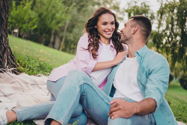 Foto Sonho Adorável Duas Pessoas Juntas Usam Camisas Casuais Sorrindo — Fotografia de Stock