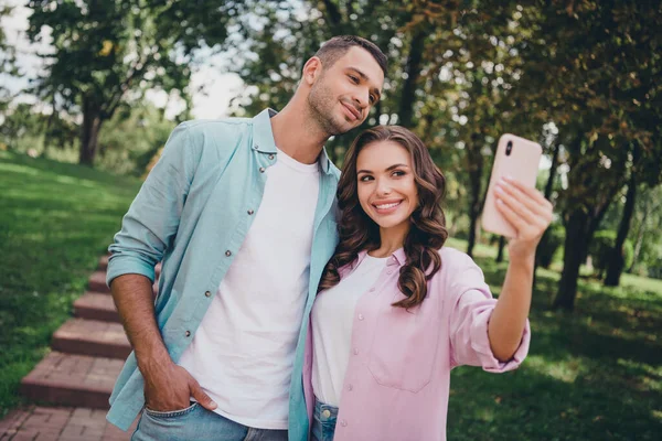 Retrato Duas Pessoas Positivas Adoráveis Segurar Telefone Fazer Selfie Gravar — Fotografia de Stock