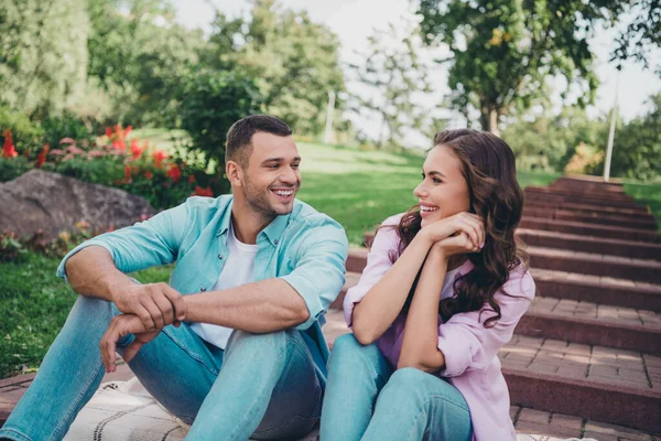 美しい牧歌的なパートナーへの肖像画階段に座ってあなたの笑顔は良い気分を持っています無料の時間公園屋外 — ストック写真