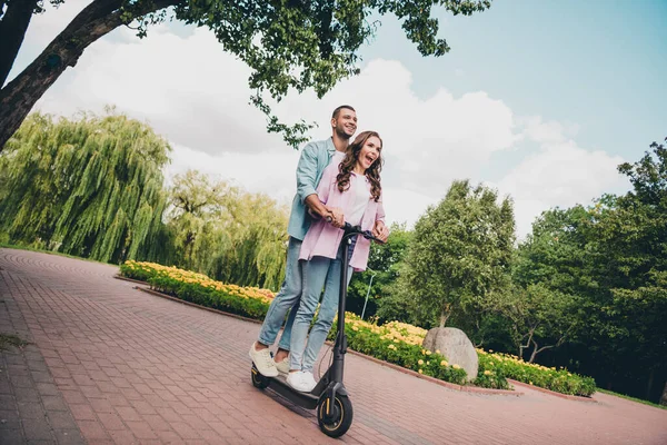 Fotografie Sladké Vzrušení Dva Lidé Spolu Nosit Ležérní Košile Řízení — Stock fotografie