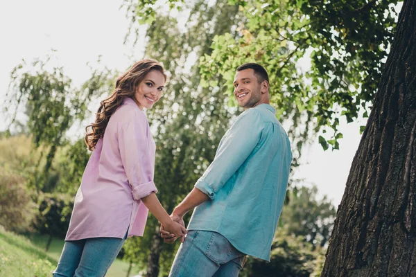 Parte Trasera Detrás Del Retrato Dos Parejas Sostienen Los Brazos —  Fotos de Stock