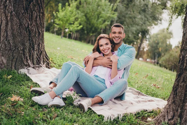 Photo Dreamy Sweet Boyfriend Girlfriend Wear Casual Outfits Sitting Grass — Stock Photo, Image