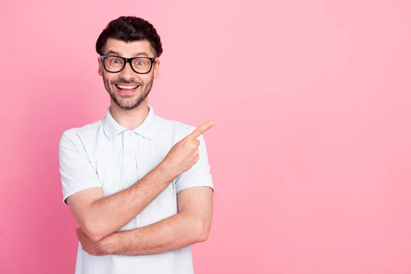 若い魅力的な積極的な興奮ハンサムな学生の男の写真眼鏡を着用おもちゃの笑顔良い気分指を指して空の空間取引ピンク色の背景に隔離 — ストック写真