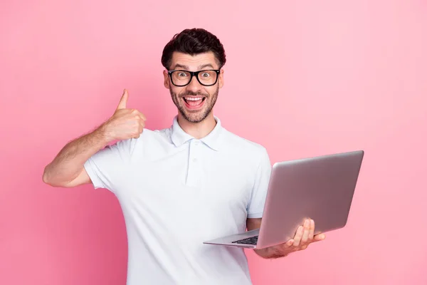 Foto Homem Atraente Usar Polo Branco Segurar Netbook Qualidade Satisfeita — Fotografia de Stock