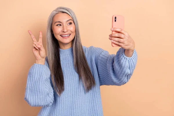 Foto Von Charmanten Grauen Haaren Reife Frau Bequemen Strickpullover Selfie — Stockfoto