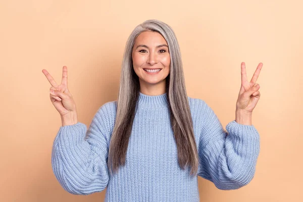 Foto Bom Humor Rindo Positivo Mulher Madura Mostrando Sinal Dizer — Fotografia de Stock