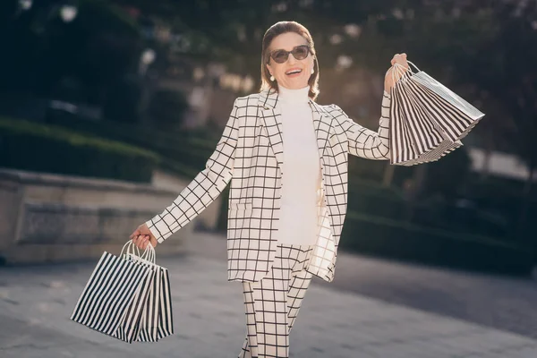 Foto Van Vrij Opgewonden Dame Gekleed Geruite Blazer Donkere Brillen — Stockfoto