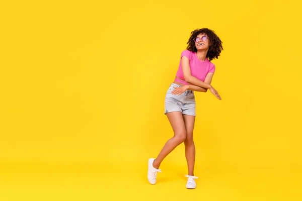 Foto Tamanho Completo Super Alegre Senhora Positiva Divirta Dançando Refrigeração — Fotografia de Stock