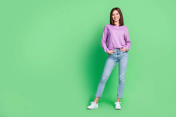若い魅力的な美しい女性のフルボディサイズの写真は 紫色のプルオーバー新しいジーンズを着用手ポケット笑顔新しいショッピングセンターは緑の色の背景に隔離 — ストック写真