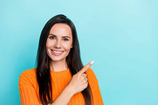 Foto Sonrisa Dentada Señora Bonita Positiva Indican Dedo Anuncio Espacio — Foto de Stock