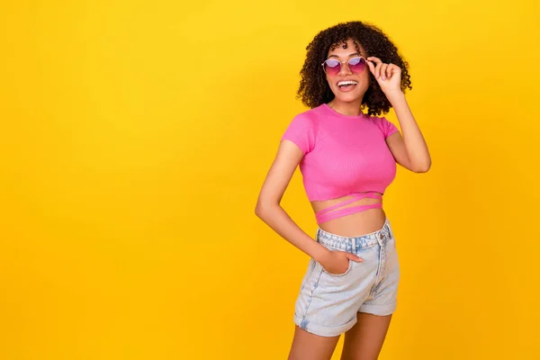 Foto Von Hurra Brünette Dame Aussehen Promo Tragen Brille Rosa — Stockfoto