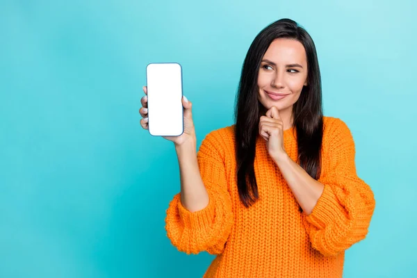 Zihni Açık Güzel Kişinin Fotoğrafı Dokunuşu Çene Boş Uzay Telefon — Stok fotoğraf