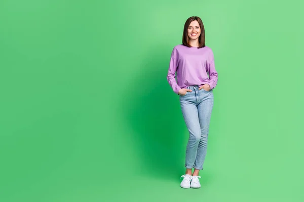 若いかわいいかわいい女性の完全な長さの写真スマートカジュアル服の手のポケットデニム新しい広告ジーンズ隔離された緑の色の背景 — ストック写真