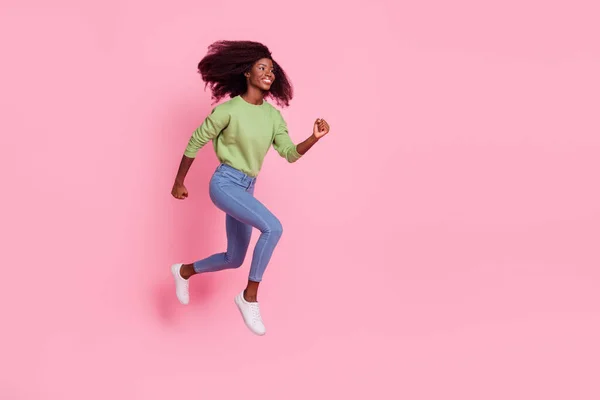 可愛いです女性の完全な長さ写真は緑のセーターを着て歩くジャンプ高い実行している空のスペース孤立ピンク色の背景 — ストック写真