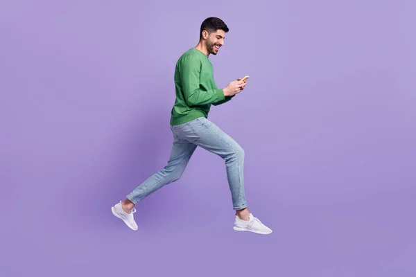 Foto Comprimento Total Jovem Homem Hispânico Bonito Segurar Salto Gadget — Fotografia de Stock