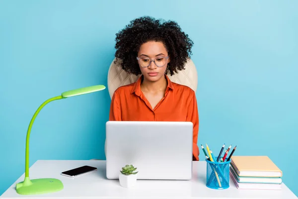 Foto Säker Upptagen Arbetare Bära Orange Skjorta Glasögon Skriva Modern — Stockfoto